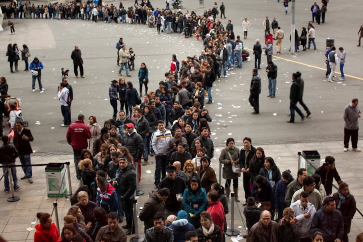 Desde el CNE han aprovechado para recordar a los ecuatorianos que migraron al extranjero y no han regularizado su situación de la necesidad de que se empadronen en las embajadas o consulados de Ecuador en el país donde residen para evitar la multa contemplada para quienes no sufraguen.