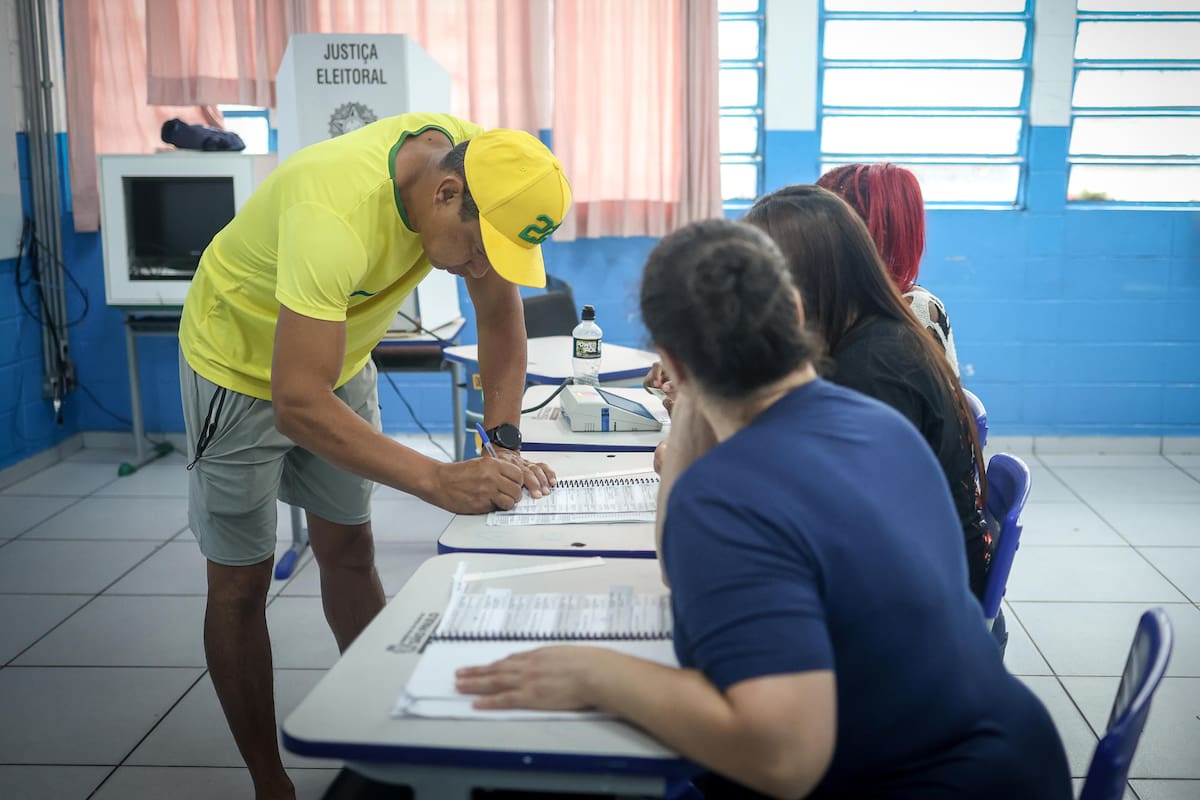 Una persona vota durante las elecciones presidenciales, legislativas y regionales este domingo en Sao Paulo (Brasil). La segunda vuelta de las elecciones presidenciales en Brasil transcurre con normalidad, en una jornada pasada por agua en varias regiones del país en la que los ciudadanos decidirán entre Luiz Inácio Lula da Silva y Flávio Bolsonaro al próximo jefe de Estado. EFE/ Felipe Iratuã