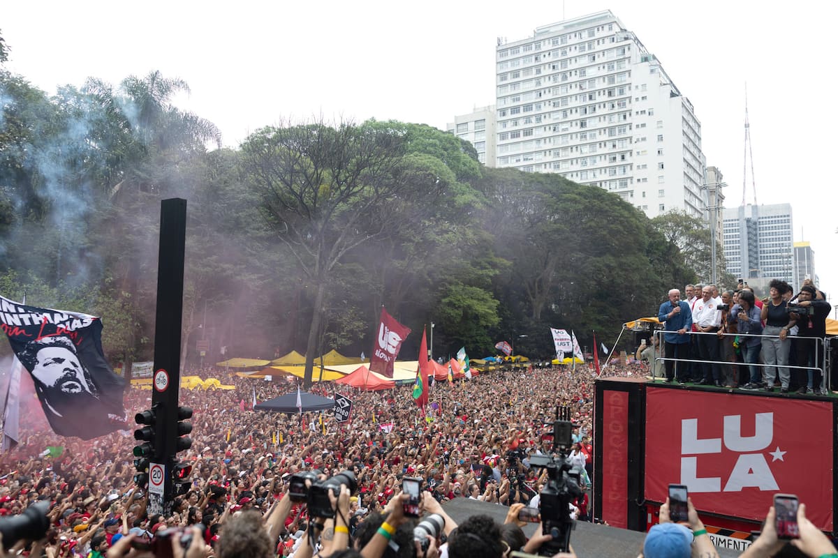 El presidente de Brasil y candidato a la reelección, Luiz Inácio Lula da Silva (d), participa en un acto de campaña en la Avenida Paulista este domingo en Sao Paulo (Brasil). EFE/Isaac Fontana