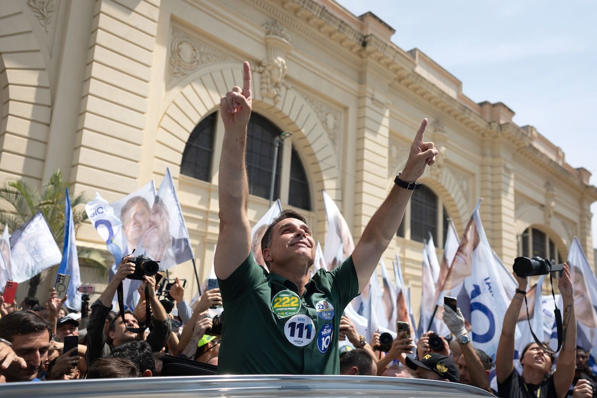 AME1160. SAO PAULO (BRASIL), 28/09/2026.- El principal candidato opositor en las elecciones de Brasil, Flávio Bolsonaro, reacciona durante su visita este lunes a un mercado popular a seis días de la primera vuelta de los comicios en Sao Paulo (Brasil). EFE/Isaac Fontana