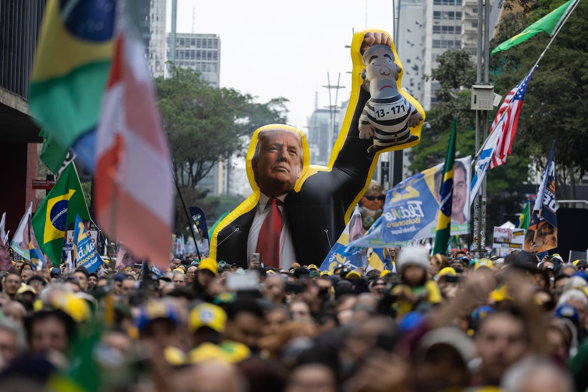 Personas asisten a un acto por el Día de la Independencia de Brasil donde participa el candidato a la Presidencia de Brasil, Flávio Bolsonaro. //EFE - Isaac Fontana.