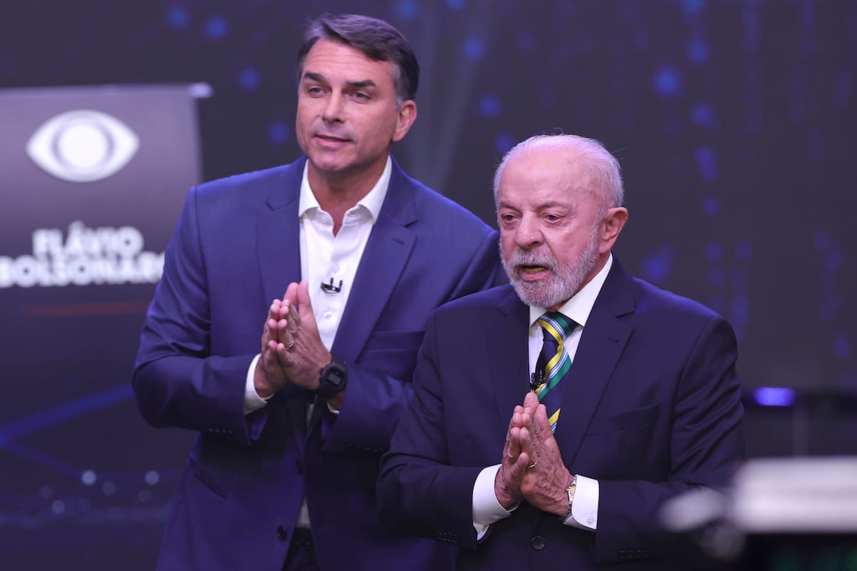 El presidente de Brasil y candidato a la reelección, Luiz Inácio Lula da Silva y el opositor Flávio Bolsonaro, durante el primer debate de cara a la segunda vuelta de las elecciones presidenciales. //EFE - Sebastiao Moreira.