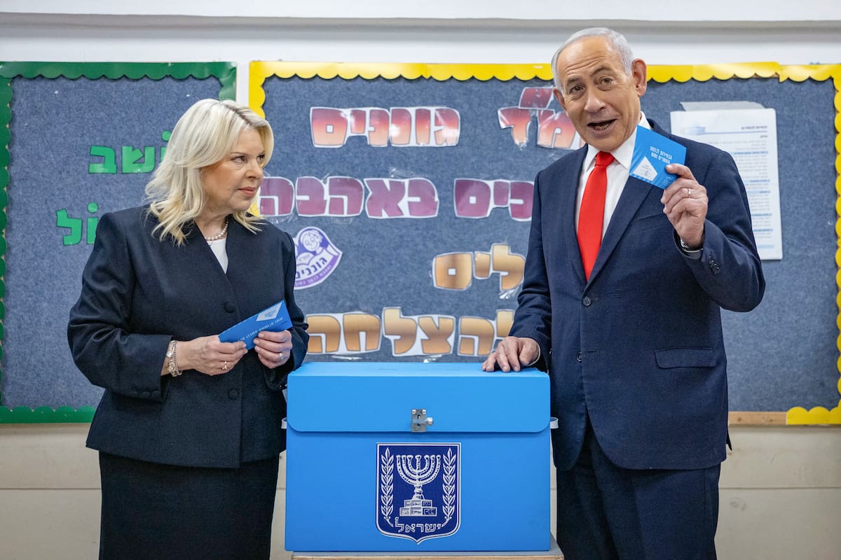 El primer ministro israelí, Benjamín Netanyahu y su esposa, Sara, se preparan para votar en un colegio electoral de Jerusalén. //EFE - YONATAN SINDEL.