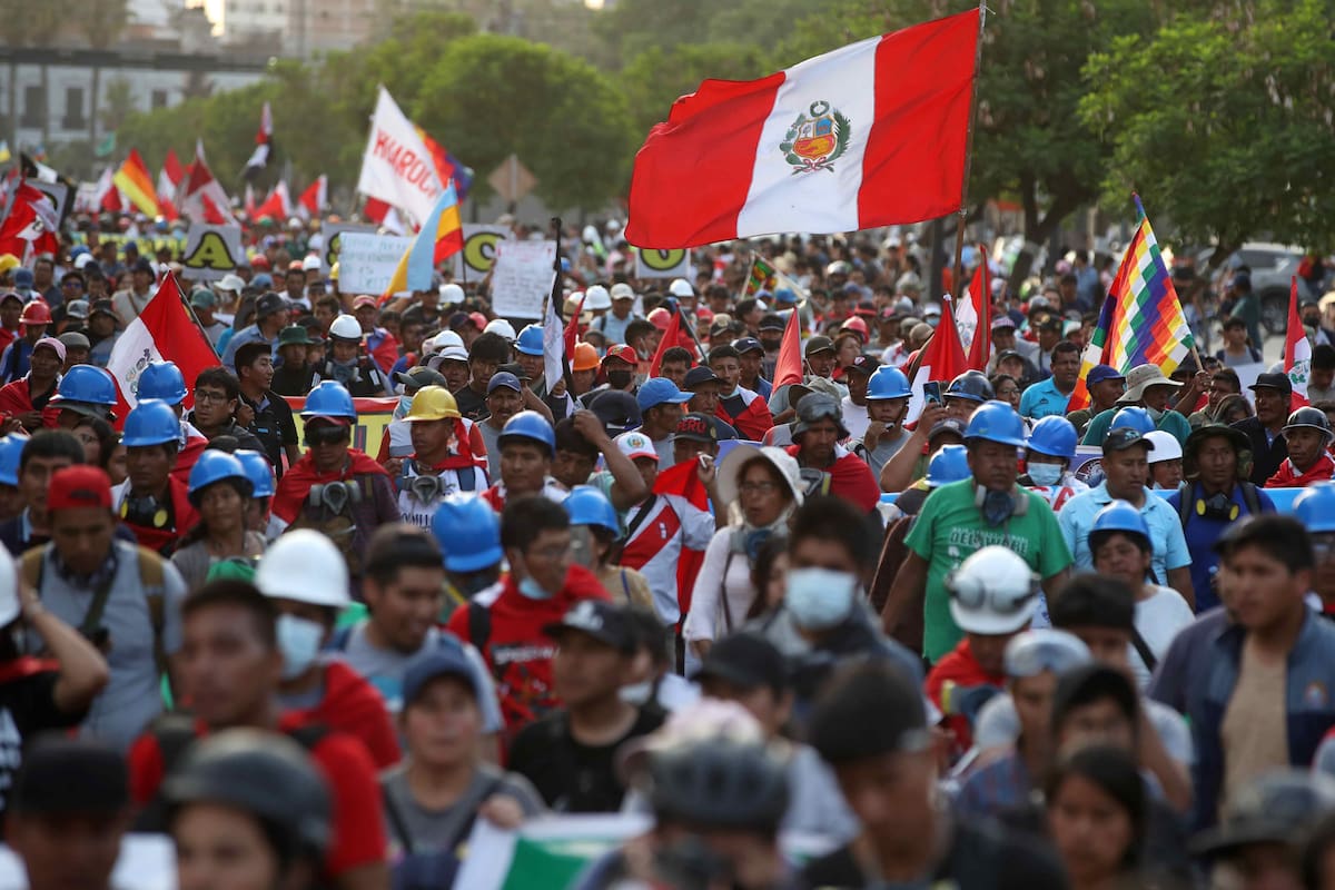 Miles de personas participan en una nueva jornada electoral en Lima (Perú). EFE/ Paolo Aguilar