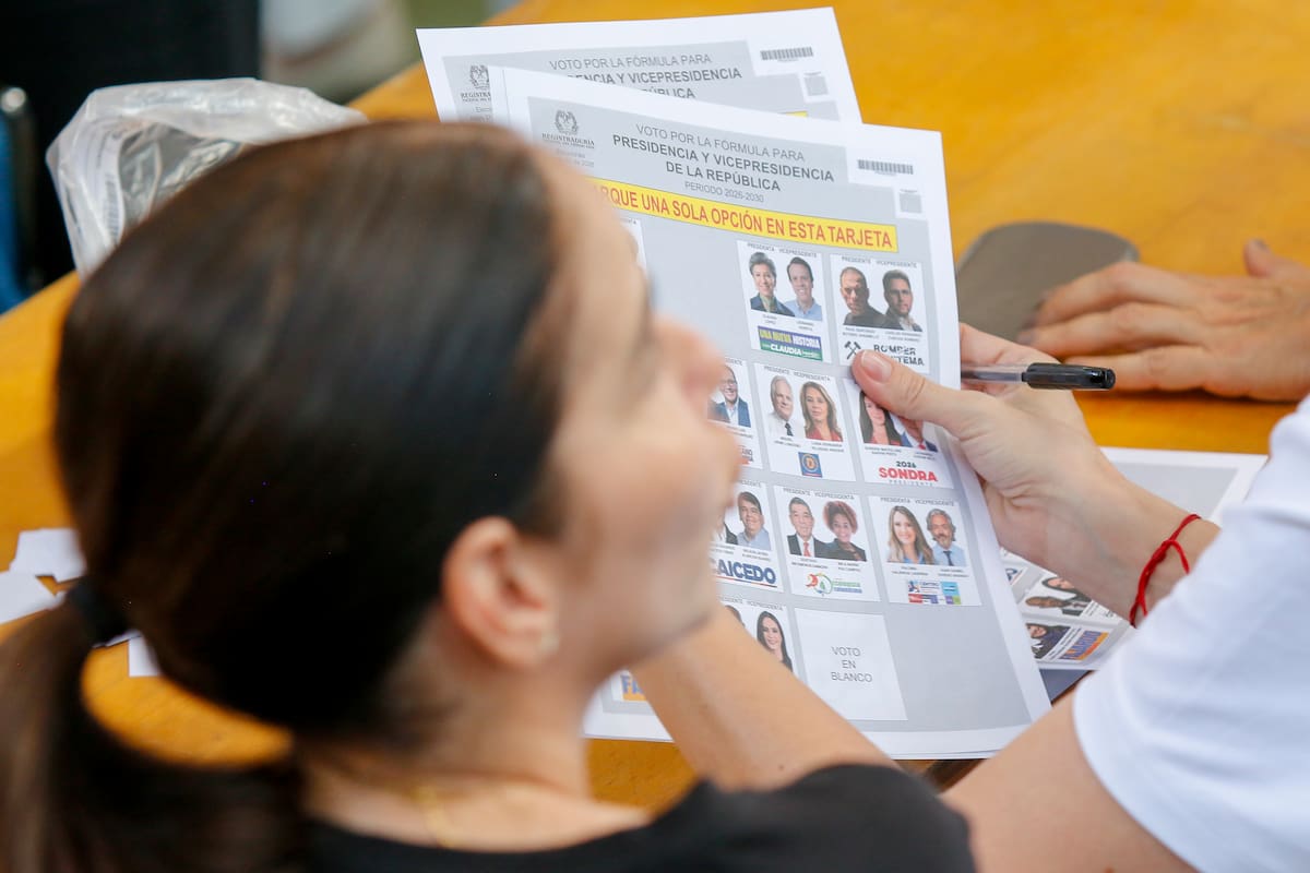 Personas participan en la jornada de elecciones presidenciales este domingo en Medellín (Colombia). EFE/STR