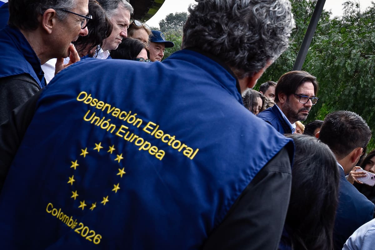 El jefe de misión José Antonio de Gabriel lidera una rueda de prensa de la Misión de Observación Electoral de la Unión Europea en Colombia 2026. | Colprensa (Cristian Bayona)/VANGUARDIA