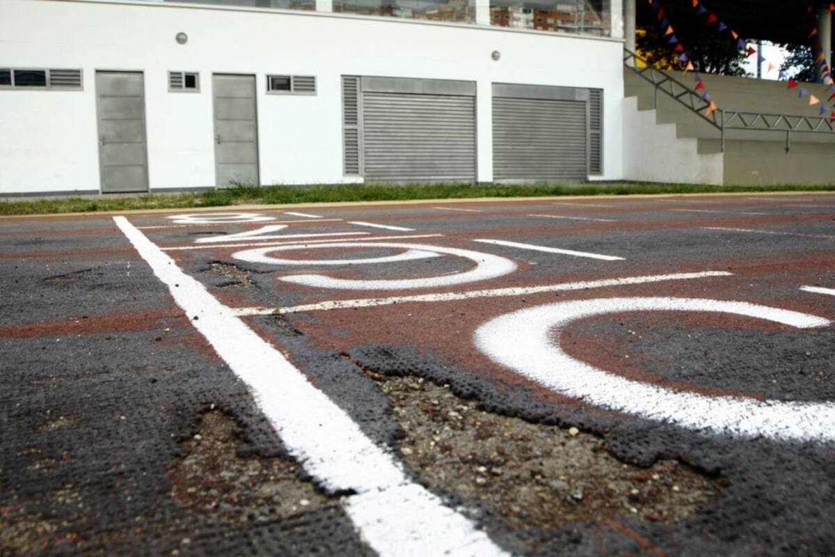 Los atletas santandereanos, además de la falta de apoyo y la fortaleza de los rivales, también se tienen que enfrentar al mal estado del estadio de atletismo Luis Enrique Figueroa Rey, que ya genera lesiones en los deportistas. (Foto: César Flórez / VANGUARDIA LIBERAL)