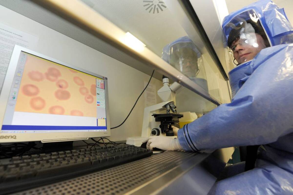 La enfermera recibe un tratamiento experimental antivírico elaborado con plasma sanguíneo de supervivientes de la enfermedad. (Foto: EFE/ VANGUARDIA LIBERAL)