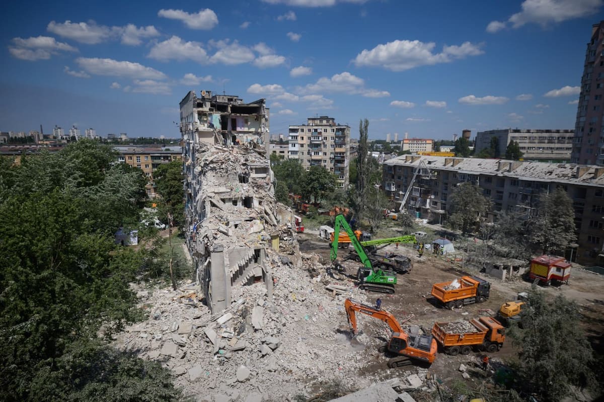 KIEV (UCRANIA), 03/07/2026.- Al menos 30 personas han perdido ya la vida debido al ataque masivo ruso con misiles y drones lanzado por Rusia contra Kiev durante la madrugada del jueves, según el balance publicado por el Servicio de Emergencias de Ucrania este viernes. Actualmente se llevan a cabo operaciones de emergencia y rescate en Kiev, en tres lugares alcanzados por ataques rusos anoche. EFE/ Fotografía publicada por Zelensky en su cuenta oficial de la red Telegram// SOLO USO EDITORIAL/SOLO DISPONIBLE PARA ILUSTRAR LA NOTICIA QUE ACOMPAÑA (CRÉDITO OBLIGATORIO)