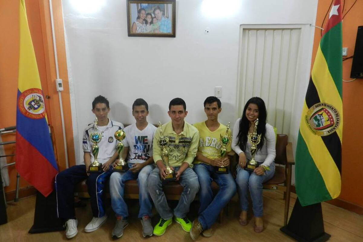 La comunidad estudiantil y profesores del colegio ganaron becas y trofeos deportivos durante el presente año. (Foto: Brayner R. García Ardila / VANGUARDIA LIBERAL)