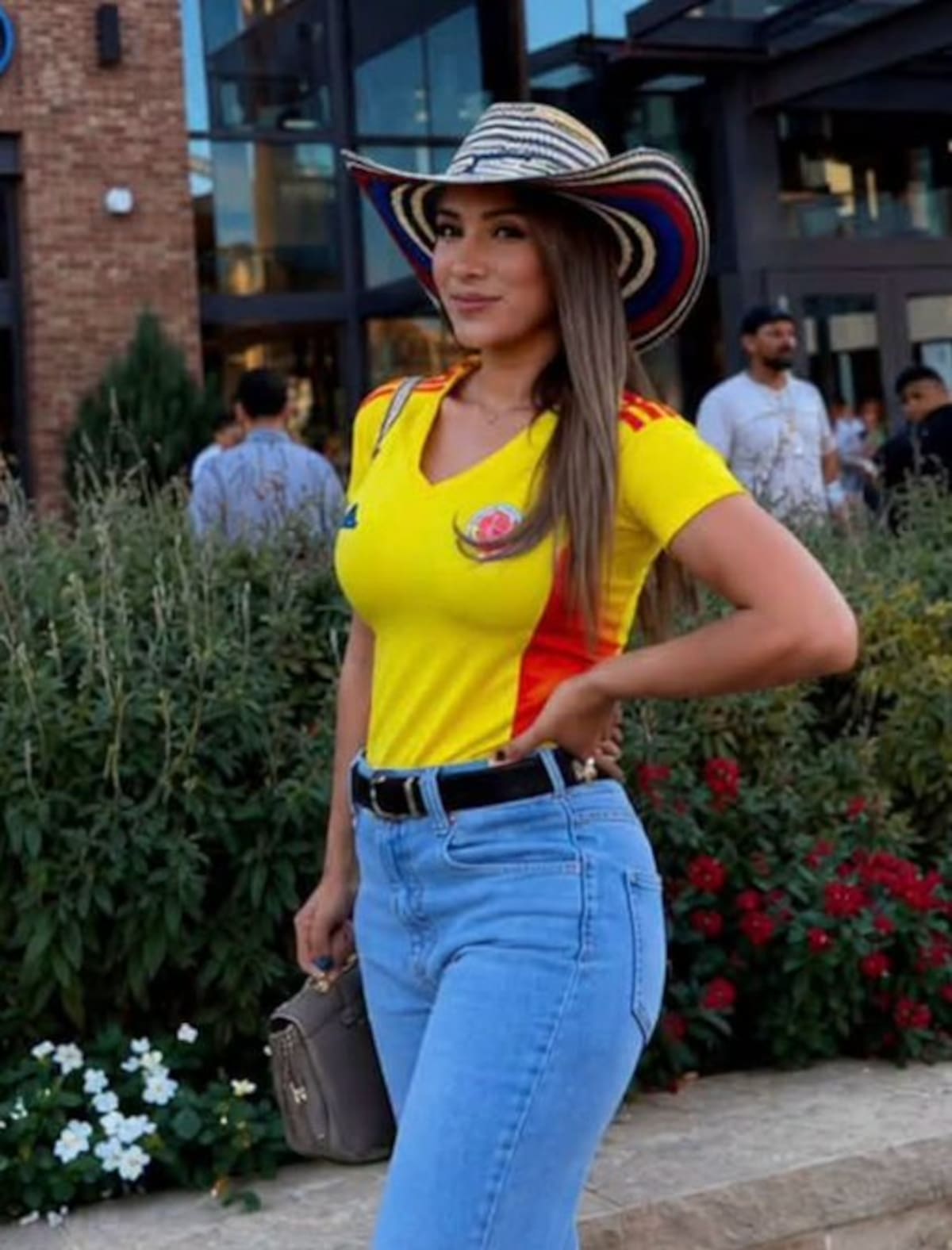 En Plano, Texas, Jake Bigoni, de 37 años, ha sido acusado de asesinar a su esposa separada, Eliana Alexandra Bigoni, de 34 años, mientras sus hijos de 2 y 5 años estaban dentro del apartamento.