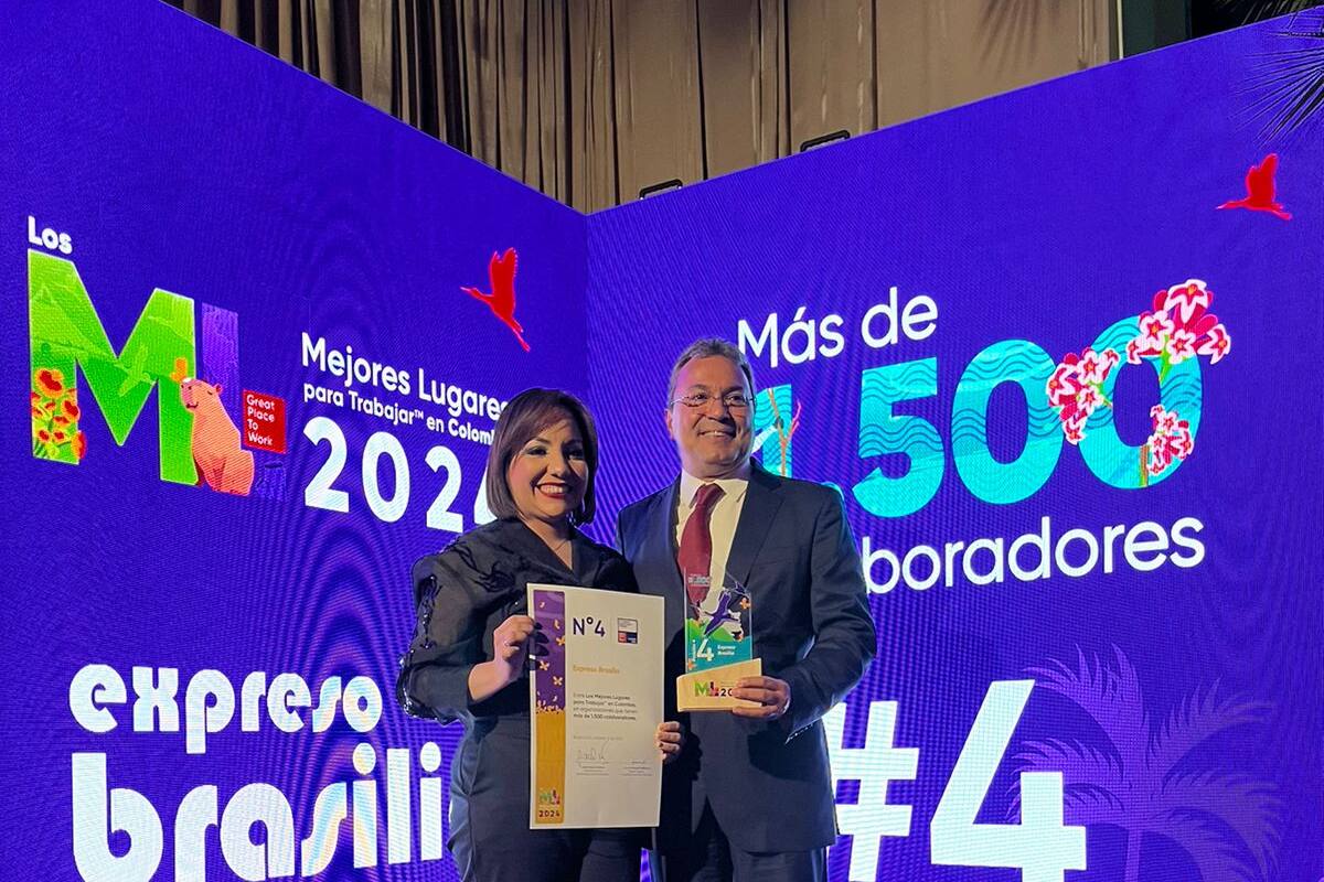 Eliana Corro, Jefe de Cultura y Desarrollo Organizacional, y Alfredo De León, Gerente General de Expreso Brasilia, recibiendo el reconocimiento de Great Place to Work en Bogotá.