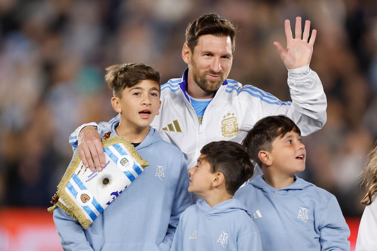 AMDEP2648. BUENOS AIRES (ARGENTINA), 04/09/2025.- Lionel Messi (c) de Argentina acompañado de sus hijos reacciona este jueves, previo a un partido por las eliminatorias a la Copa Mundial 2026 entre Argentina y Venezuela en el estadio Monumental en Buenos Aires (Argentina). EFE/ Juan Ignacio Roncoroni