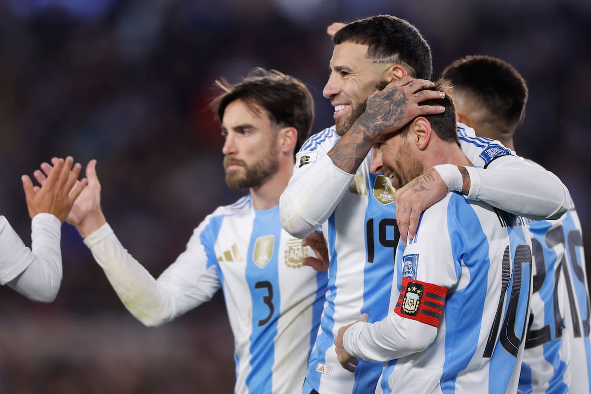 . BUENOS AIRES (ARGENTINA), 04/09/2025.- Lionel Messi (d) de Argentina celebra un gol con sus compañeros este jueves, en un partido por las eliminatorias a la Copa Mundial 2026 entre Argentina y Venezuela en el estadio Monumental en Buenos Aires (Argentina). EFE/ Juan Ignacio Roncoroni