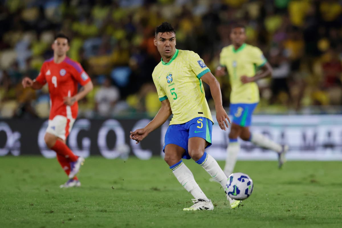 AMDEP2734. RÍO DE JANEIRO (BRASIL), 04/09/2025.- Casemiro de Brasil controla el balón este jueves, en un partido por las eliminatorias a la Copa Mundial 2026 entre Brasil y Chile en el estadio Maracaná en Río de Janeiro (Brasil). EFE/ Andre Coelho