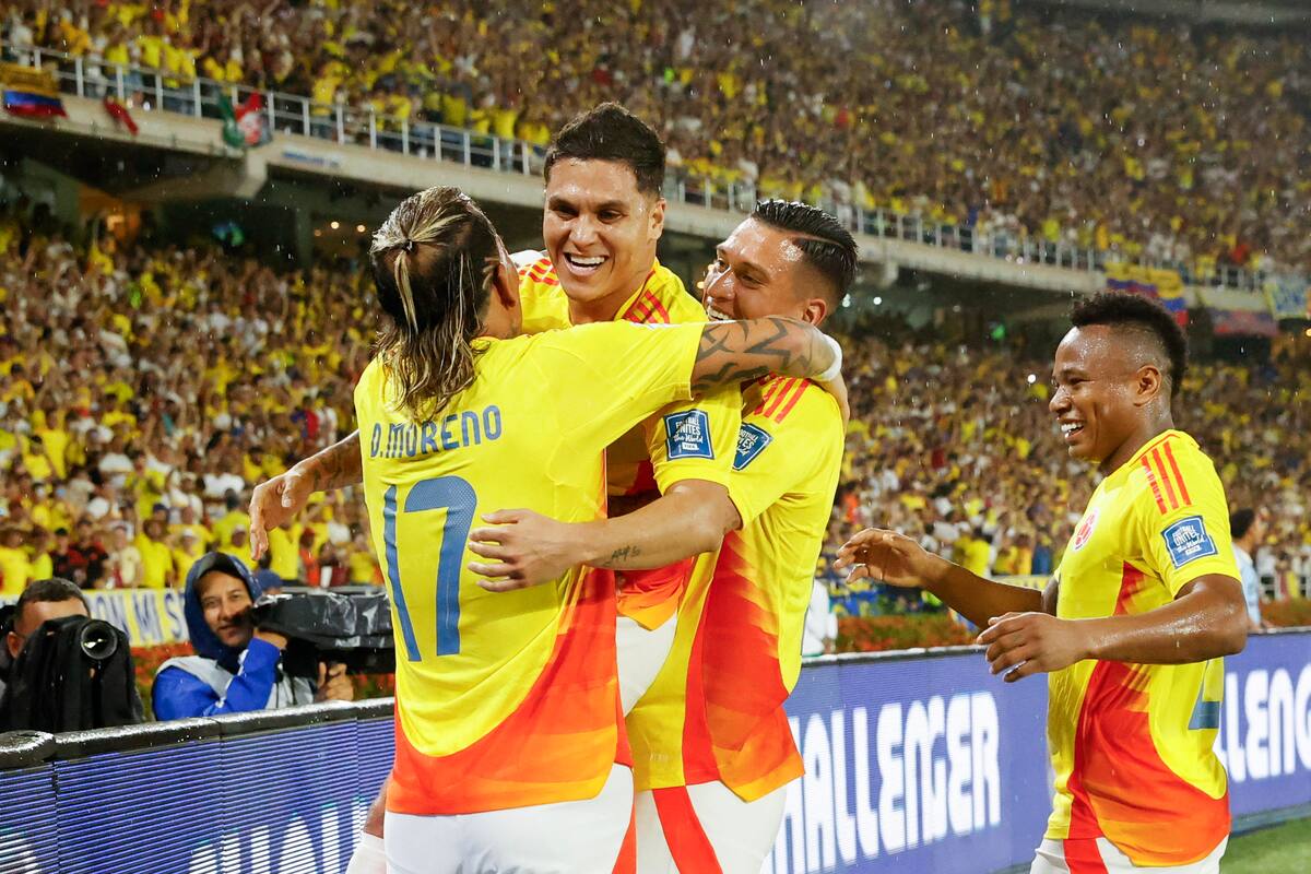 AME6353. BARRANQUILLA (COLOMBIA), 04/09/2025.- Juan Quintero (c) de Colombia celebra un gol este jueves, durante un partido por las eliminatorias a la Copa Mundial 2026 entre Colombia y Bolivia en el estadio Metropolitano en Barranquilla (Colombia). EFE/ Mauricio Dueñas Castañeda