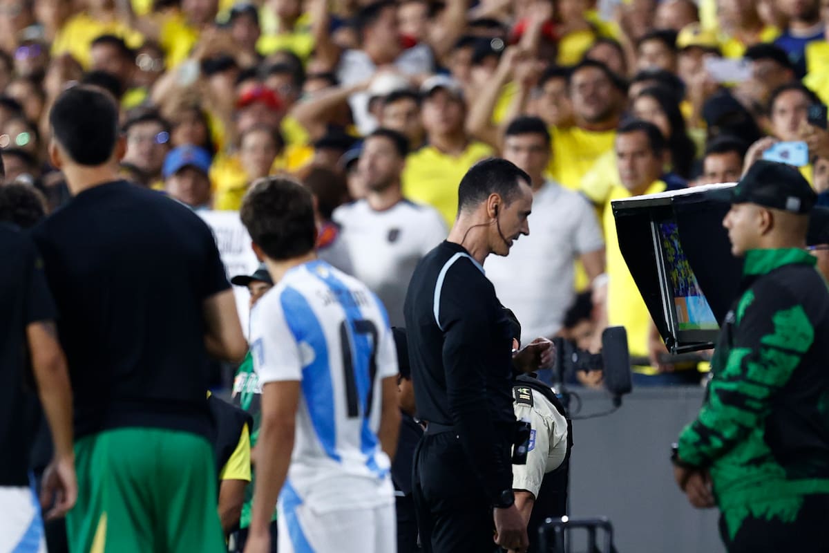 AMDEP3104. GUAYAQUIL (ECUADOR), 09/09/2025.- El arbitro Wilmar Roldán revisa el VAR este martes, en un partido por las eliminatorias a la Copa Mundial 2026 entre Ecuador y Argentina en el Estadio Monumental Banco Pichincha en Guayaquil (Ecuador). EFE/ José Jácome
