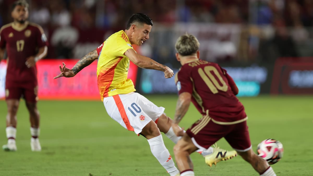 AMDEP3105. MATURÍN (VENEZUELA), 09/09/2025.- Yeferson Soteldo (d) de Venezuela disputa un balón con James Rodríguez de Colombia este martes, en un partido por las eliminatorias a la Copa Mundial 2026 entre Venezuela y Colombia en el estadio Monumental de Maturín, en Maturín (Venezuela). EFE/ Ronald Peña R