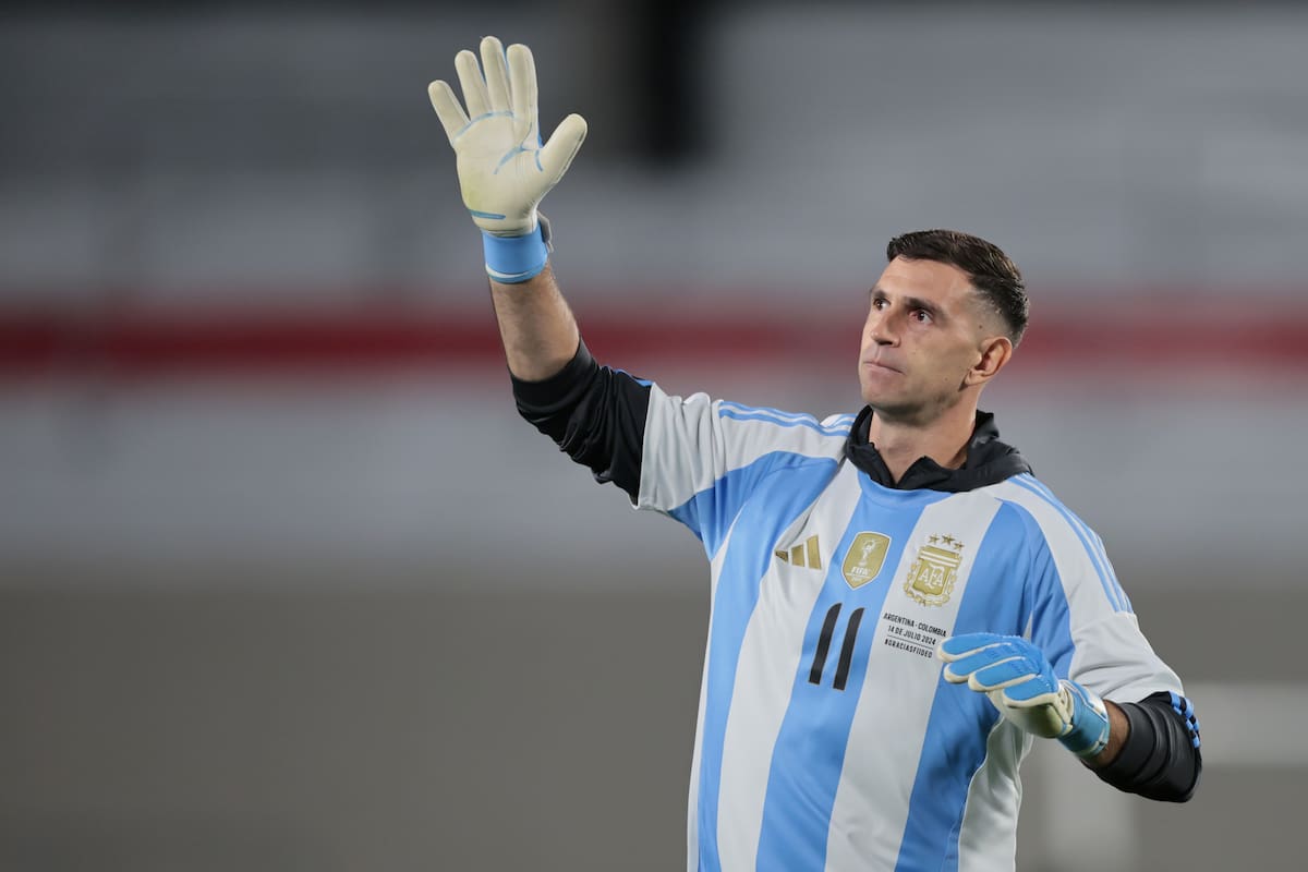 AME6303. BUENOS AIRES (ARGENTINA), 05/09/2024.- Emiliano Martínez 'Dibu' de Argentina saluda a la tribuna este jueves, previo a un partido de las eliminatorias sudamericana para el Mundial 2026 entre Argentina y Chile en el estadio Más Monumental en Buenos Aires (Argentina). EFE/ STR