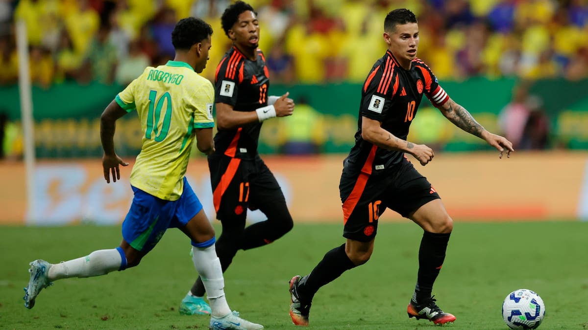 AME1064. BRASILIA (BRASIL), 20/03/2025.- Rodrygo (i) de Brasil disputa el balón con James Rodríguez de Colombia este jueves, en un partido de las eliminatorias sudamericanas al Mundial de 2026 entre las selecciones de Brasil y Colombia, en el estadio Arena BRB Mané Garrincha, en Brasilia (Brasil). EFE/ Andre Coelho