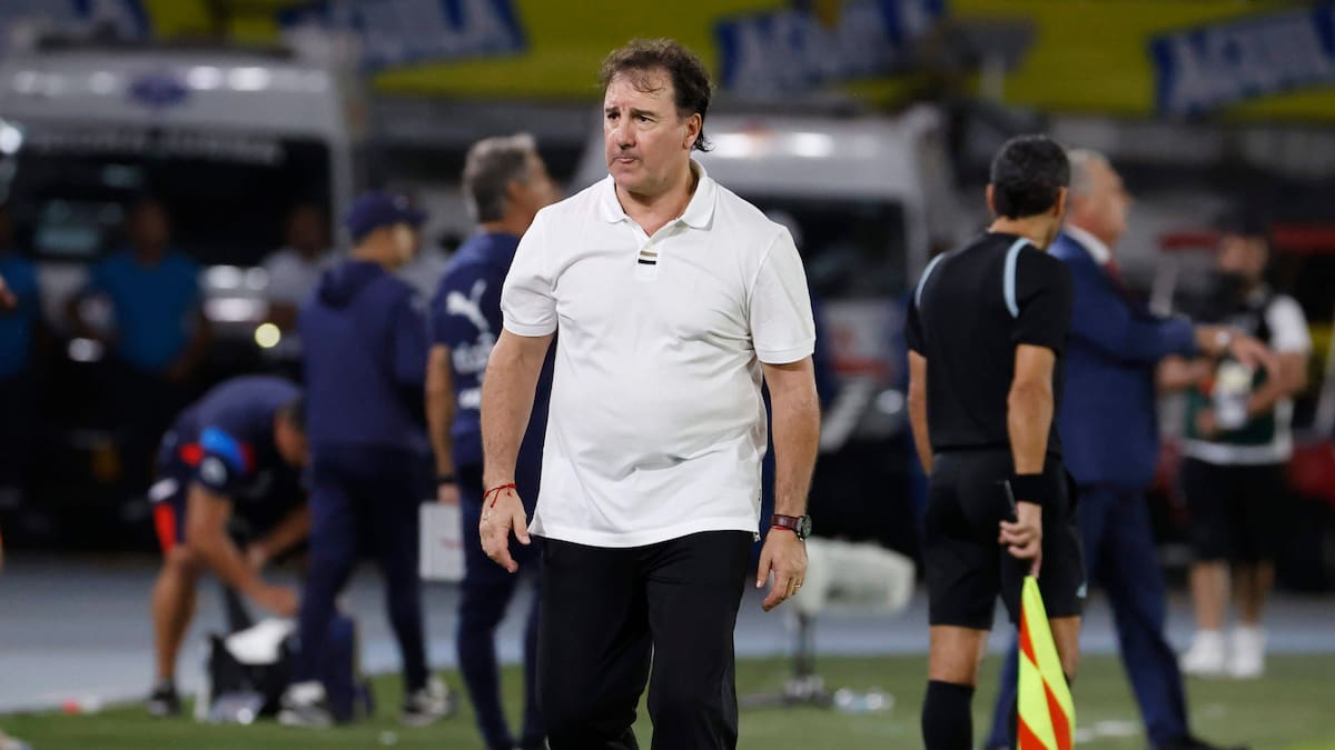 . BARRANQUILLA (COLOMBIA), 25/03/2025.- El entrenador de Colombia Néstor Lorenzo reacciona este martes en un partido de las eliminatorias sudamericanas para el Mundial de 2026 entre las selecciones de Colombia y Paraguay en el estadio Metropolitano Roberto Melendez en Barranquilla (Colombia). EFE/Mauricio Dueñas Castañeda