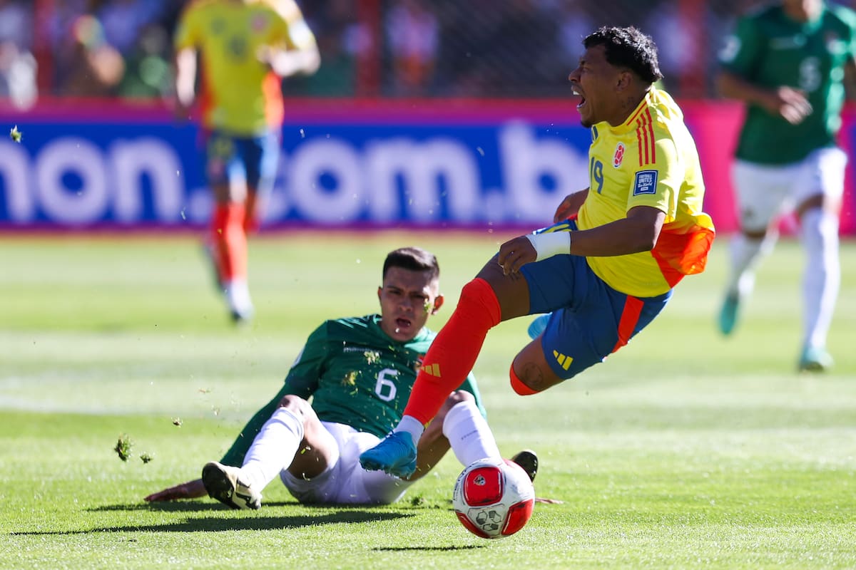 AMDEP8513. EL ALTO (BOLIVIA), 10/10/2024.- Héctor Cuellar (abajo) de Bolivia disputa el balón con Roger Martínez de Colombia este jueves, en un partido de las eliminatorias sudamericanas para el Mundial de 2026 entre Bolivia y Colombia en el estadio Municipal en El Alto (Bolivia). EFE/ Luis Gandarillas