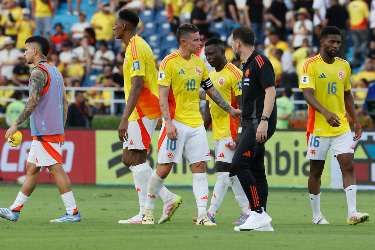 James Rodríguez (i) junto a sus compañeros de Colombia en un partido por las eliminatorias sudamericanas para el Mundial 2026 entre las selecciones de Colombia y Perú. EFE/Mauricio Dueñas Castañeda