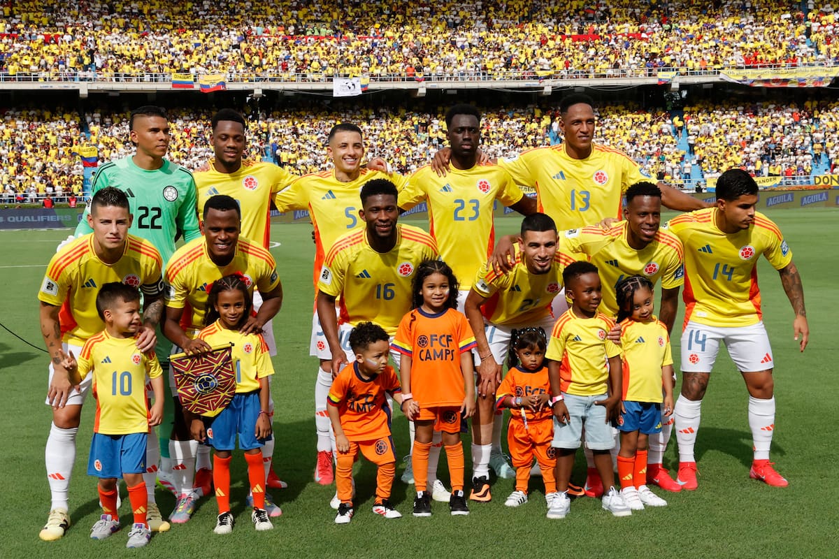 . BARRANQUILLA (COLOMBIA), 06/06/2025.- Jugadores de Colombia forman este viernes, en un partido por las eliminatorias sudamericanas para el Mundial 2026 entre las selecciones de Colombia y Perú en el estadio Metropolitano en Barranquilla (Colombia). EFE/Mauricio Dueñas Castañeda