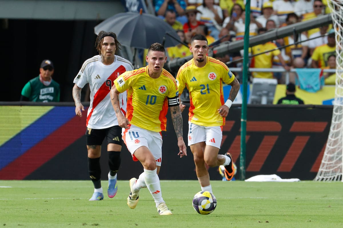 . BARRANQUILLA (COLOMBIA), 06/06/2025.- James Rodríguez (c) de Colombia controla el balón este viernes, en un partido por las eliminatorias sudamericanas para el Mundial 2026 entre las selecciones de Colombia y Perú en el estadio Metropolitano en Barranquilla (Colombia). EFE/Mauricio Dueñas Castañeda