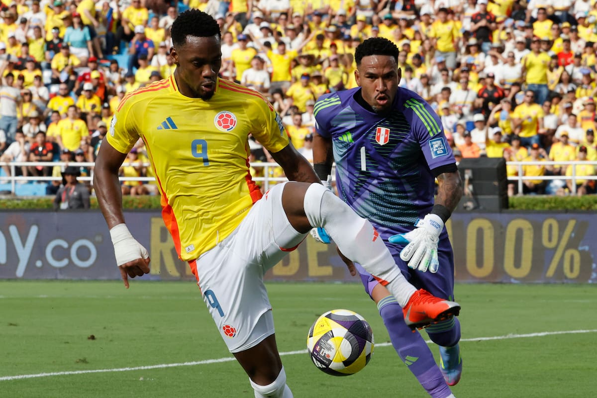 . BARRANQUILLA (COLOMBIA), 06/06/2025.- Jhon Durán (i) de Colombia disputa el balón con Pedro Gallese de Perú este viernes, en un partido por las eliminatorias sudamericanas para el Mundial 2026 entre las selecciones de Colombia y Perú en el estadio Metropolitano en Barranquilla (Colombia). EFE/Mauricio Dueñas Castañeda