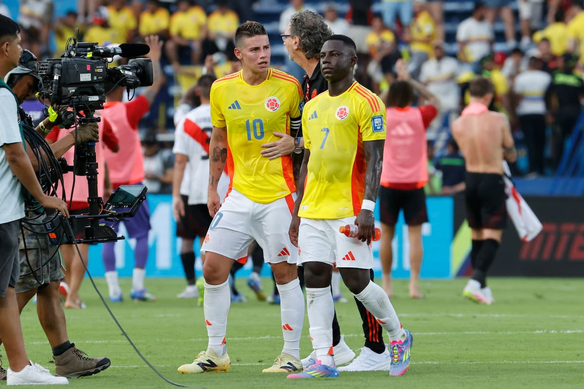 . BARRANQUILLA (COLOMBIA), 06/06/2025.- James Rodríguez (ci) y Marino Hinestroza (cd) de Colombia reaccionan este viernes, en un partido por las eliminatorias sudamericanas para el Mundial 2026 entre las selecciones de Colombia y Perú en el estadio Metropolitano en Barranquilla (Colombia). EFE/Mauricio Dueñas Castañeda