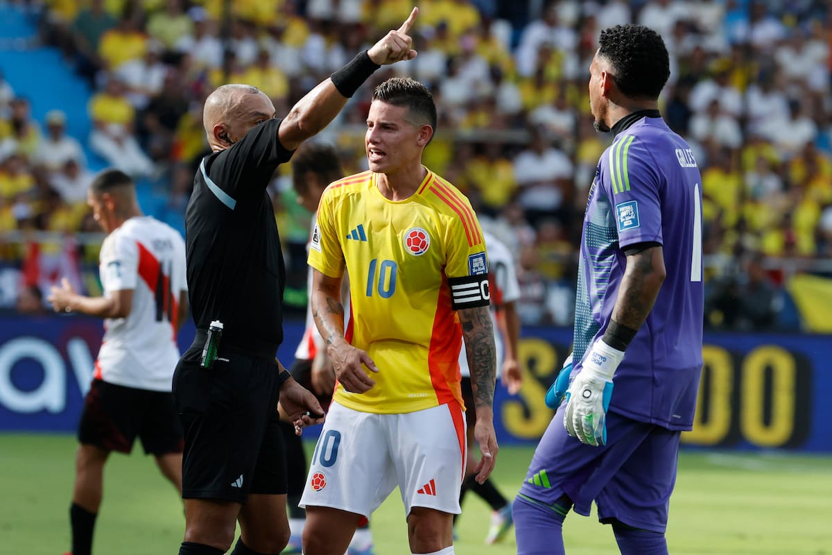 . BARRANQUILLA (COLOMBIA), 06/06/2025.- James Rodríguez (c) de Colombia habla con el árbitro Wilton Sampaio (i) este viernes, en un partido por las Eliminatorias Sudamericanas para el Mundial 2026 entre las selecciones de Colombia y Perú en el estadio Metropolitano en Barranquilla (Colombia). EFE/Mauricio Dueñas Castañeda