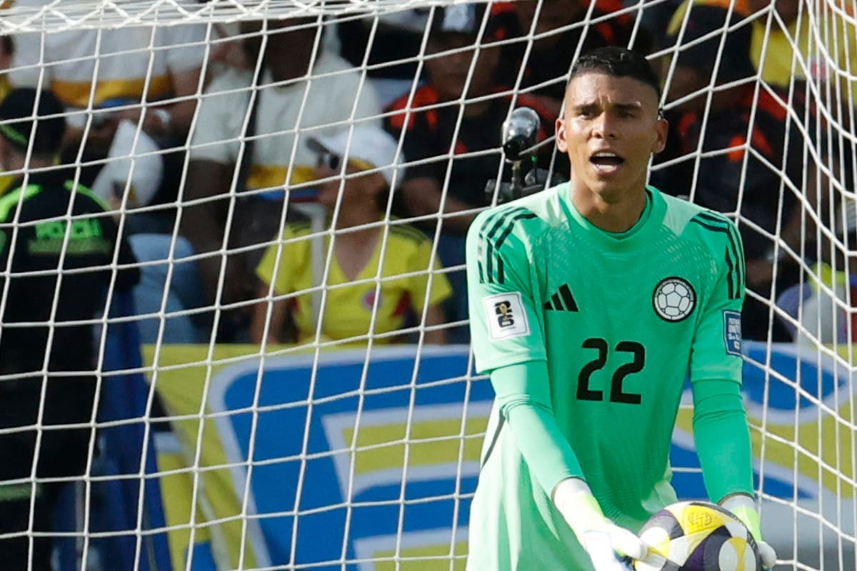 . BARRANQUILLA (COLOMBIA), 06/06/2025.- Kevin Mier de Colombia controla el balón este viernes, en un partido por las Eliminatorias Sudamericanas para el Mundial 2026 entre las selecciones de Colombia y Perú en el estadio Metropolitano en Barranquilla (Colombia). EFE/Mauricio Dueñas Castañeda