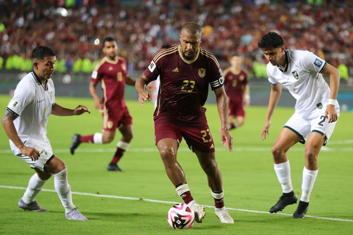 EVE6407. MATURÍN (VENEZUELA), 06/06/2025.- Salomon Rondon (c) de Venezuela disputa el balón con Diego Arroyo (d) de Bolivia este viernes, en un partido por las eliminatorias sudamericanas para el Mundial 2026 entre las selecciones de Venezuela y Bolivia en el estadio Monumental de Maturin en Maturín (Venezuela). EFE/ Ronald Peña