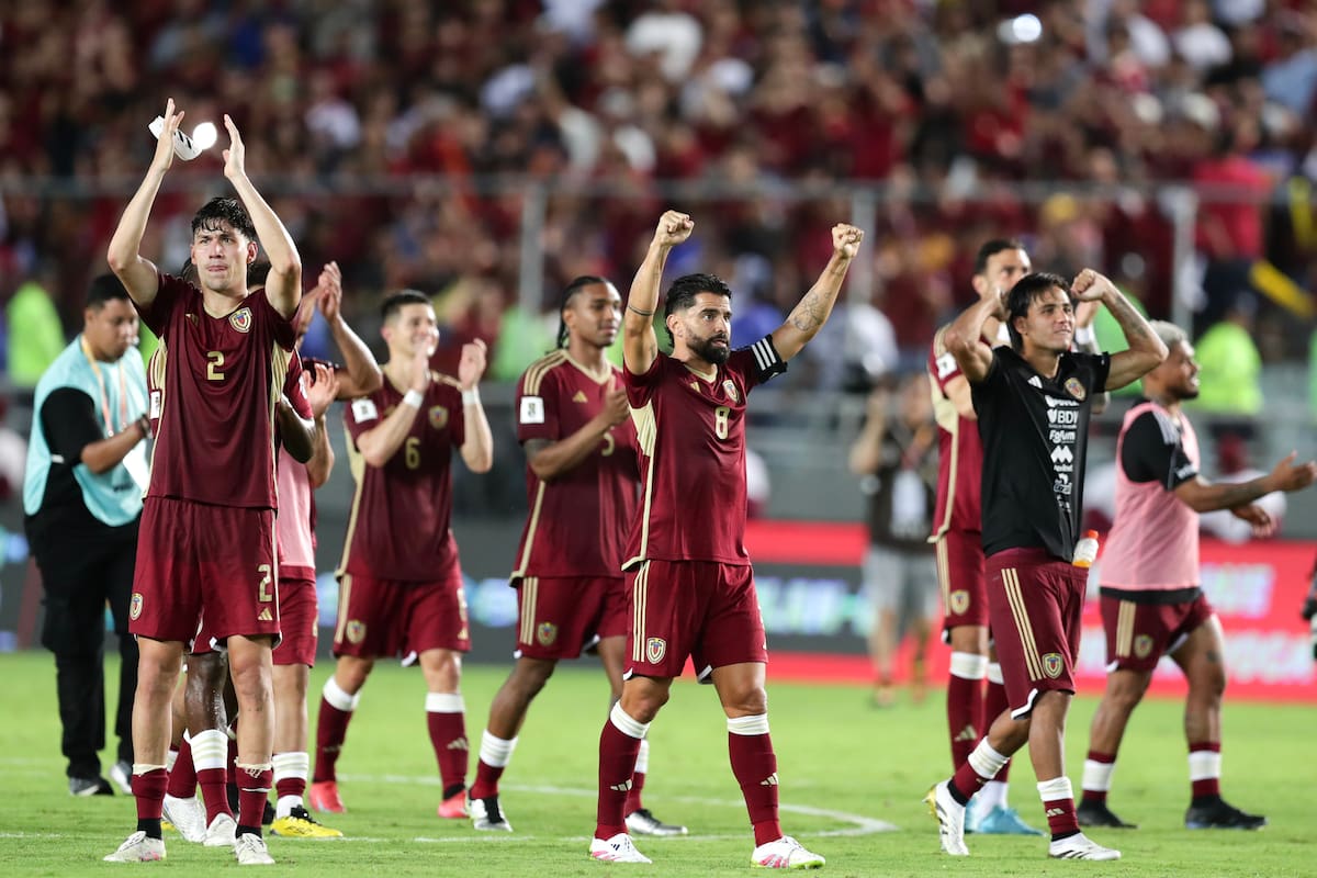 Jugadores de Venezuela celebran el triunfo ante Bolivia en el estadio Monumental de Maturin en Maturín (Venezuela). EFE/ Ronald Peña