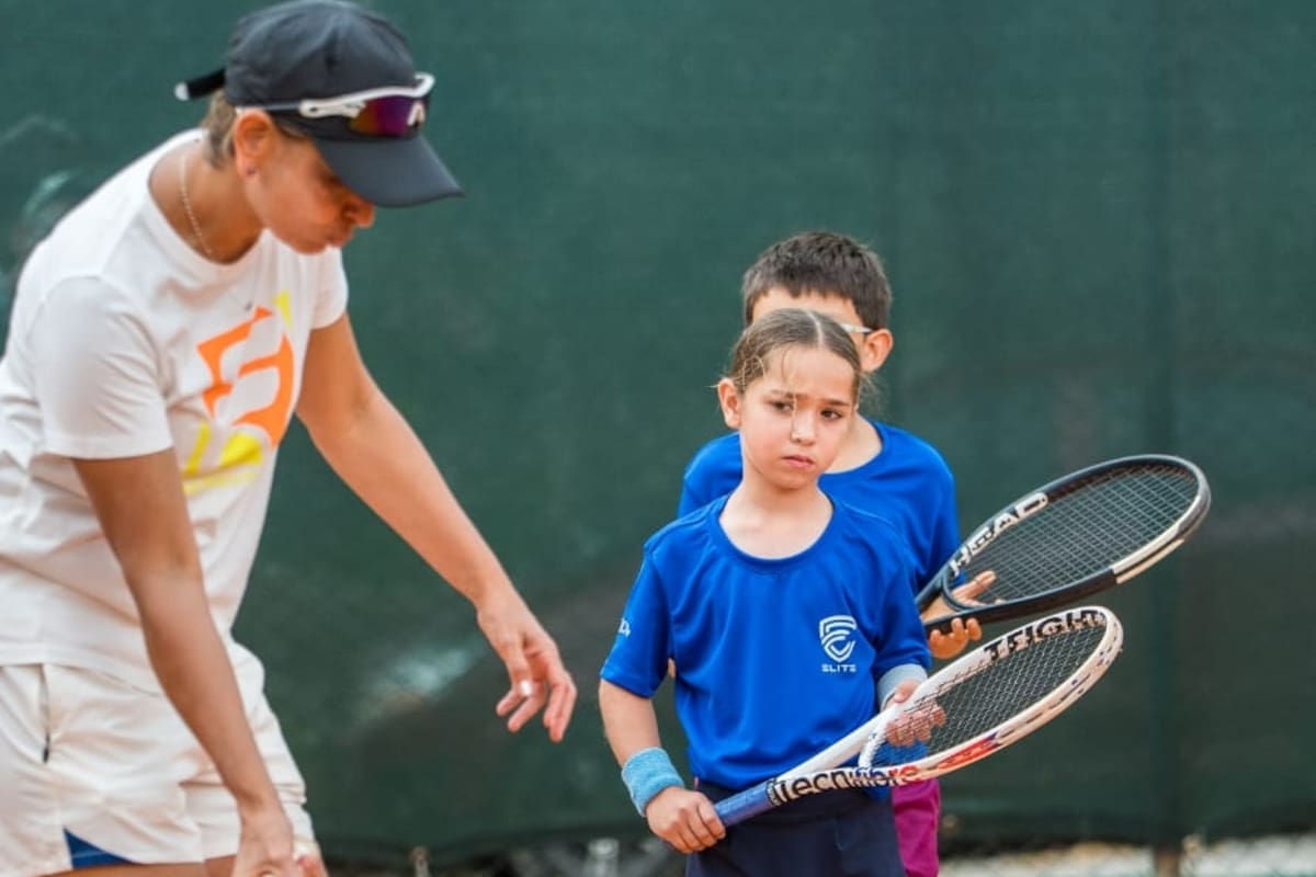 Jóvenes promesas del tenis vivieron una experiencia formativa inolvidable junto a Fabiola Zuluaga, reconocida tenista colombiana. Foto: Suministrada.