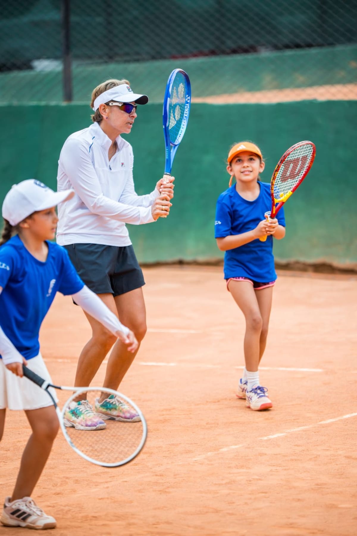 Jóvenes promesas del tenis vivieron una experiencia formativa inolvidable junto a Fabiola Zuluaga, reconocida tenista colombiana. Foto: Suministrada.