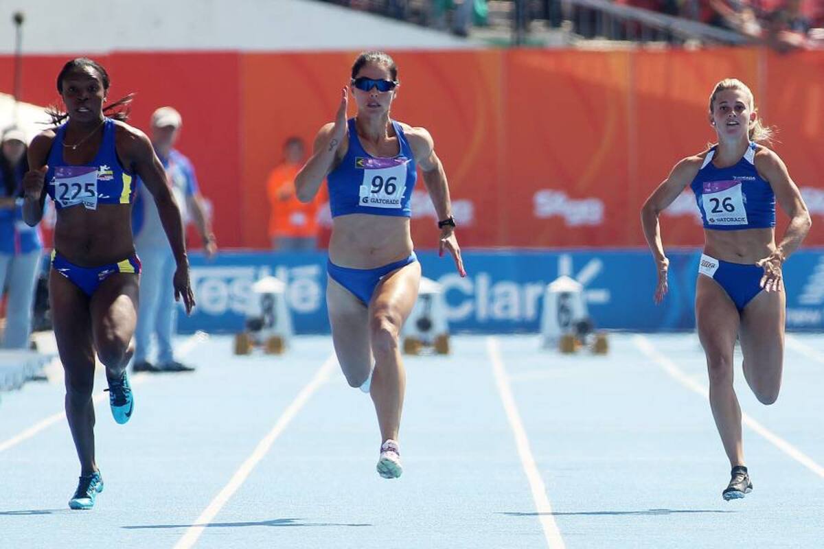 La atleta colombiana María Idrobo (izquierda) se quedó con la medalla de oro en los 100 metros femeninos de los X Juegos Suramericanos Santiago 2014. (Foto: EFE / VANGUARDIA LIBERAL)