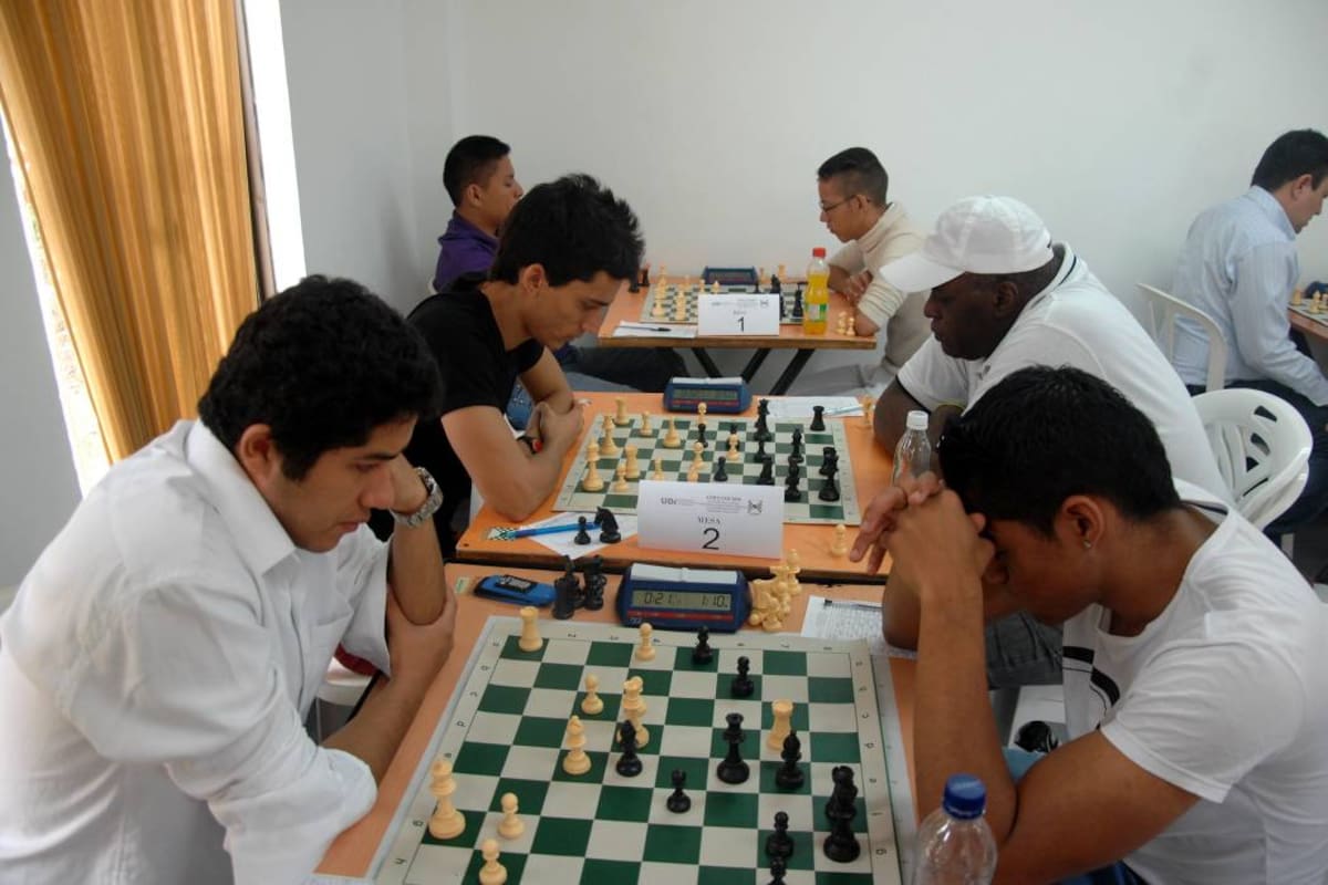 El Maestro Internacional Sebastián Sánchez (izq.) fue el mejor santandereano en la Copa Internacional de Ajedrez que terminó ayer en Bucaramanga. El local fue tercero escoltando a dos deportistas cubanos. (Foto: Jaime del Río / VANGUARDIA LIBERAL)