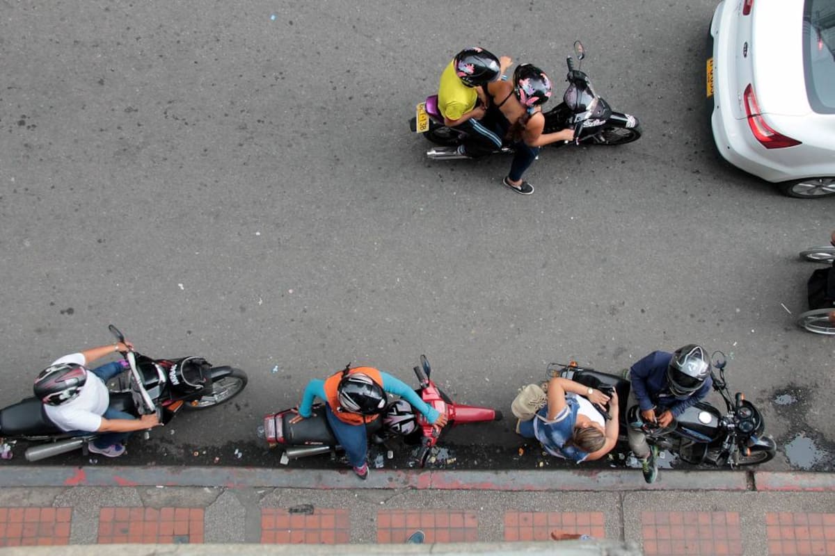 La calle 34, entre carreras 14, 15 y 16, es una ‘terminal satélite’ del mototaxismo en la capital santandereana. El Concejo denuncia que esta problemática social “va en aumento”. (Foto: Foto: Élver Rodríguez / VANGUARDIA LIBERAL)