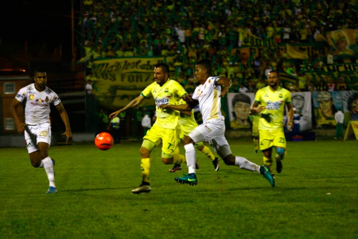 Los futbolistas se mostraron inconformes con el cambio de balón en las instancia finales del balompié colombiano. (Foto: César Flórez / VANGUARDIA LIBERAL)