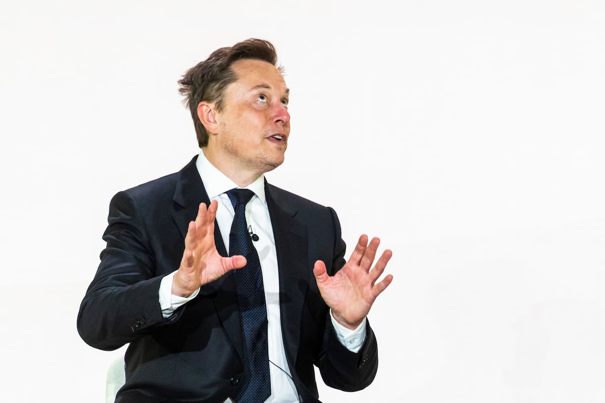 Elon Musk ha transformado el mundo al impulsar la industria de los autos eléctricos con Tesla, revolucionar la exploración espacial privada con SpaceX.