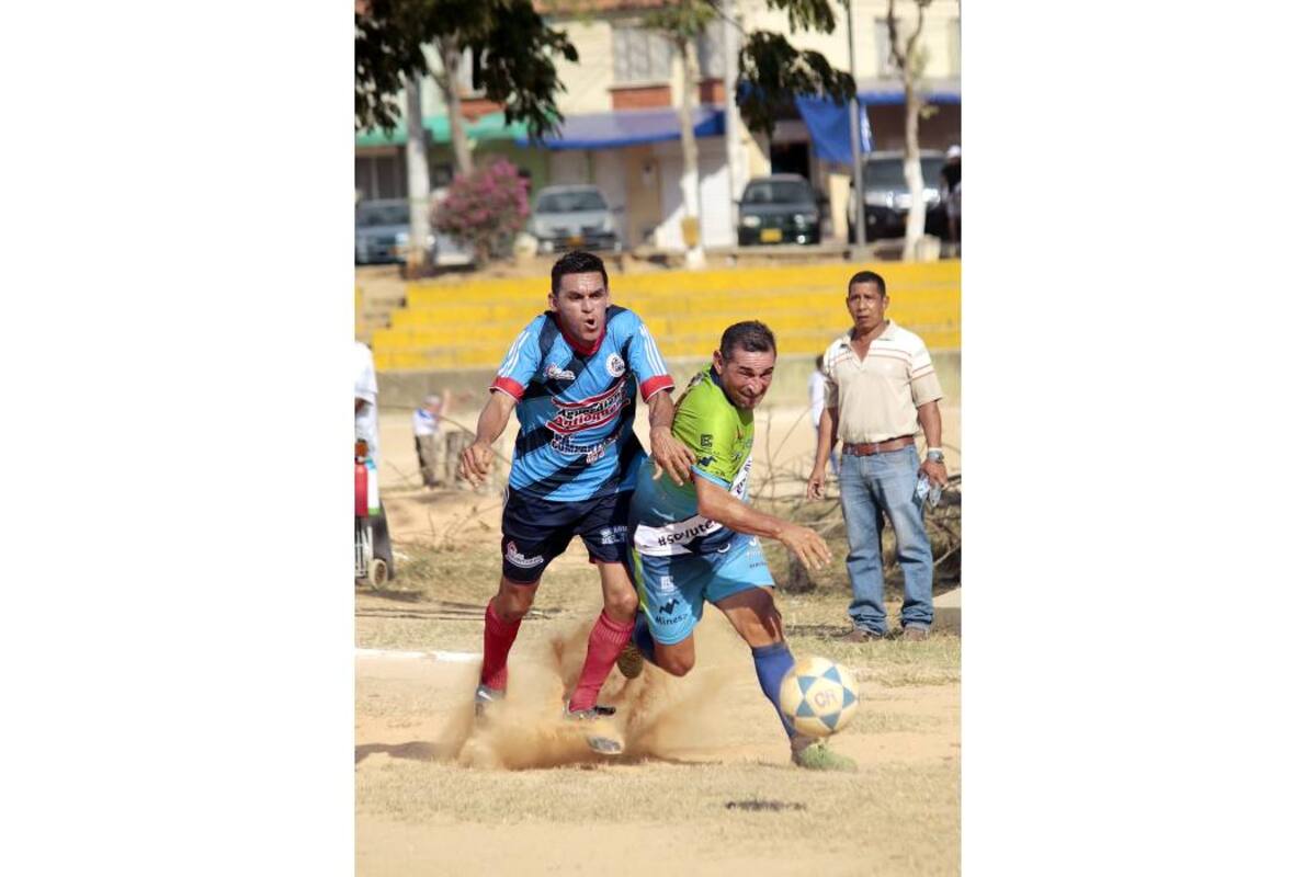 El Palacio de Las Latas derrotó 2-1 a Las Unidades Tecnológicas de Santander - Acacia y se coronó campeón del IX Hexagonal de Fútbol Sénior Máster de Las Estrellas en Manzanares. (Foto: Swami Castro / VANGUARDIA LIBERAL)