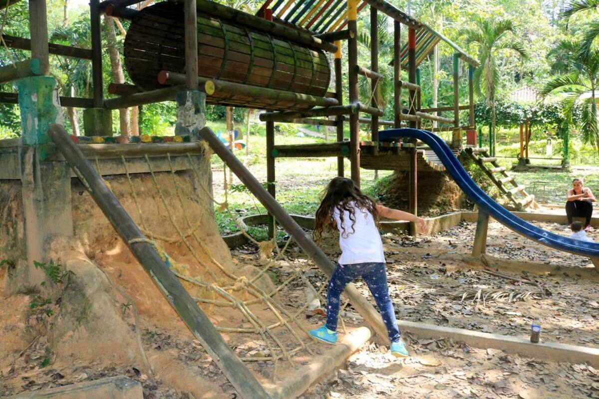 El Parque La Flora se mantiene en mal estado desde hace varios meses, denunció la comunidad que lo visita a diario. (Foto: Fabián Hernández / VANGUARDIA LIBERAL)