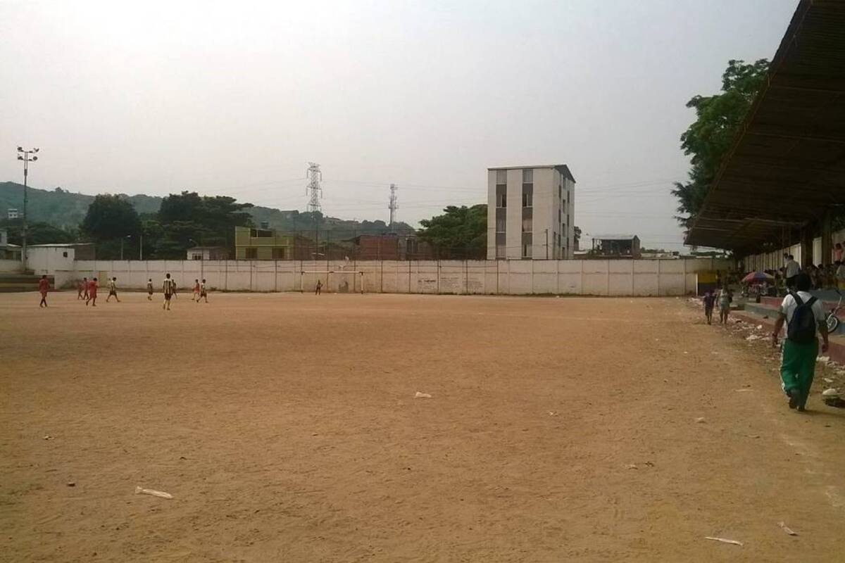 El barrio Primero de Mayo, está situado al sur del municipio fuera del sector colonial, y es referente del deporte en Girón, ya que allí se encuentra la única cancha para la práctica del fútbol en la localidad. Actualmente el escenario será sometido a un proyecto de adecuación, por parte de la Alcaldía, que incluye una grama sintética para el campo de juego y ampliación de la tribuna occidental, entre otras obras. (Foto: Fotos Suministradas/VANGUARDIA LIBERAL)