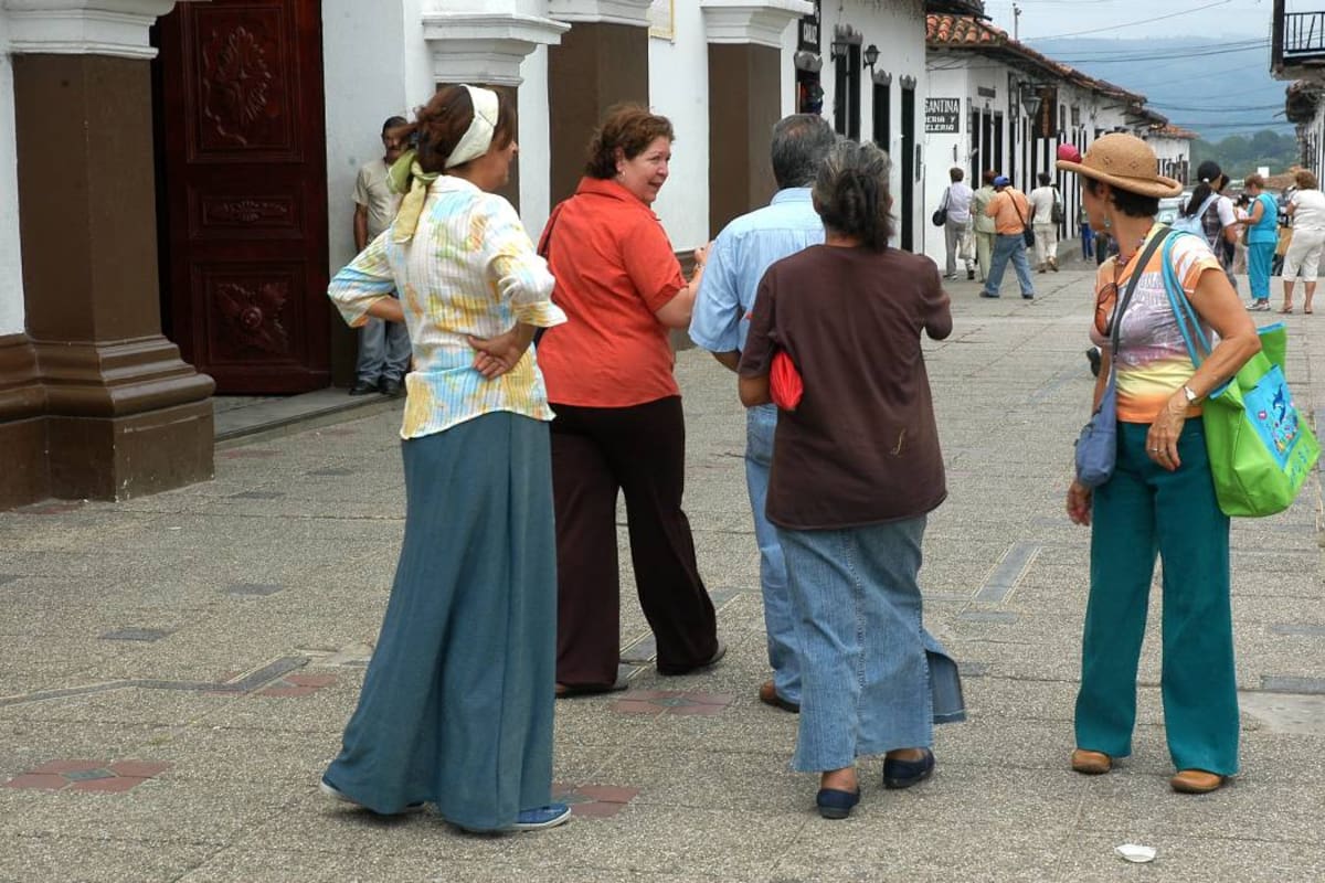 Algunas gitanas son conocidas por leer la mano y brindar también orientación a los turistas que llegan al parque principal. (Foto: Archivo 7 VANGUARDIA LIBERAL)