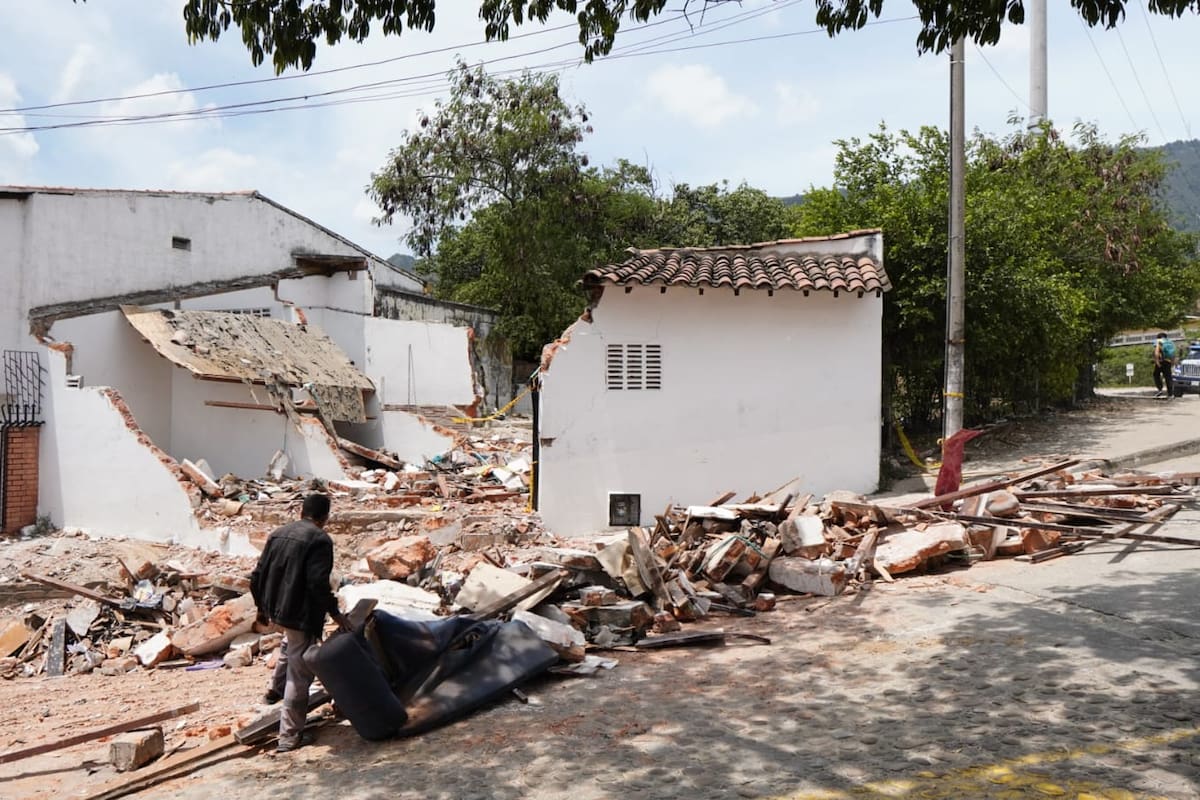 Elsa Prada Arismendy, de 72 años, estaba en la sala de su vivienda cuando el furgón salió proyectado y terminó impactando la estructura.