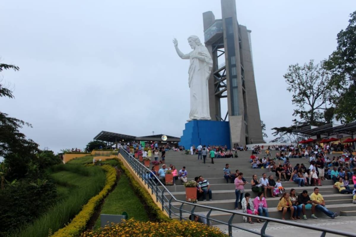 El Cerro del Santísimo fue inaugurado en 2015. Tiene una extensión de 9,5 hectáreas y escultura de 37,65 metros de alto. (Foto: Suministrada / VANGUARDIA LIBERAL)