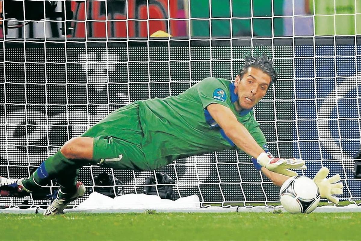Los arqueros Gianluigi Buffón de Italia y Antonio Carbajal de México, así como el volante alemán Lothar Matthaus, son hasta ahora, los únicos jugadores que han estado en cinco Copas del Mundo, lista que podría aumentar este año si el también mexicano Rafael Márquez es incluido en la lista definitiva del ‘Tri’ que dirige el colombiano Juan Carlos Osorio. (Foto: Fotos tomadas de Fifa.com / VANGUARDIA LIBERAL)