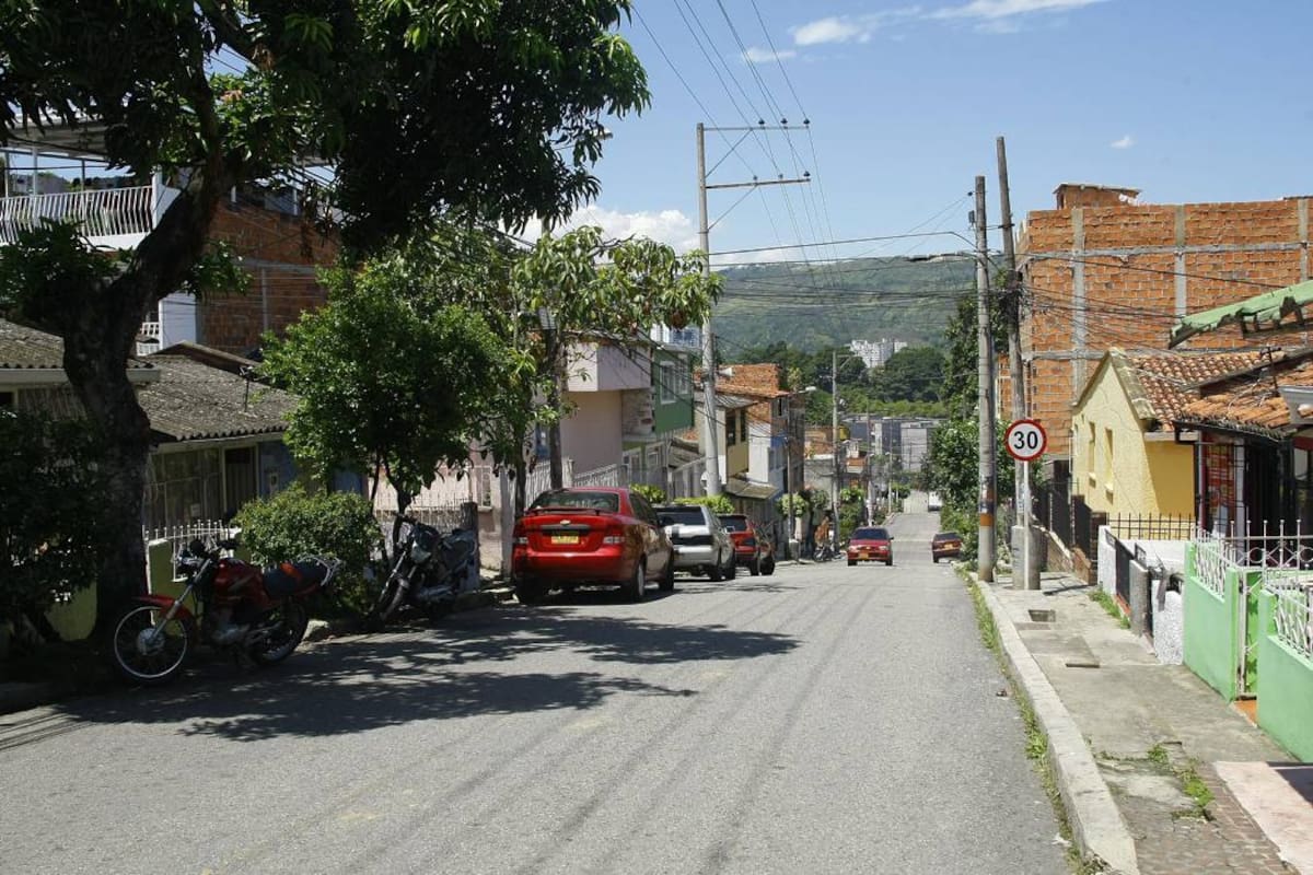 El barrio Caracolí no ha sido ajeno a los problemas sociales que aquejan a buen número de zonas en Floridablanca, donde la delincuencia poco a poco ha ganado terreno pese a la presencia policial. Los sectores más críticos en lo que concierne a hurtos callejeros son las carreras 6, 7 y 8, la parada de Metrolínea y la cancha deportiva. (Foto: César Flórez/VANGUARDIA LIBERAL)